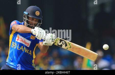 Dimuth Karunaratne, capitaine de cricket du Sri Lanka, joue un coup lors du match international de cricket d'une journée 1st entre le Sri Lanka et les Antilles au terrain de cricket international de la SSC, à Colombo, au Sri Lanka. Samedi 22 février 2020 (photo de Thharaka Basnayaka/NurPhoto) Banque D'Images