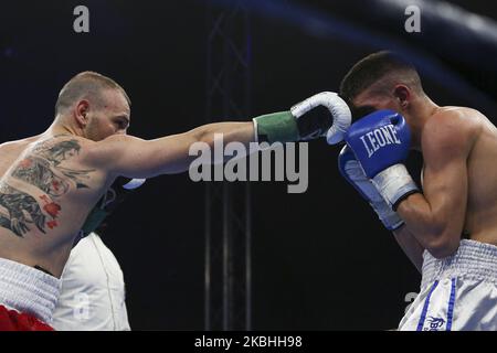 Gianluca Picardi (L) et Nikola Vlajkov (R) lors de leur combat Super Light sur 21 février 2020 à Pala San Quirico à Asti, en Italie. (Photo par Massimiliano Ferraro/NurPhoto) Banque D'Images