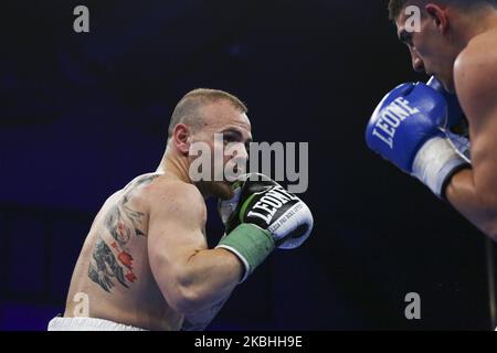 Gianluca Picardi (L) et Nikola Vlajkov (R) lors de leur combat Super Light sur 21 février 2020 à Pala San Quirico à Asti, en Italie. (Photo par Massimiliano Ferraro/NurPhoto) Banque D'Images