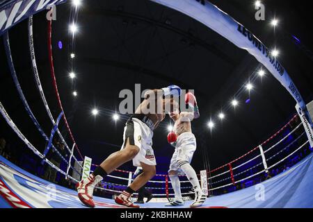 Domenico Valentino (R) et Nestor Amilkar Maradiaga Montiel (L) lors de leur Light bout sur 21 février 2020 à Pala San Quirico à Asti, Italie. (Photo par Massimiliano Ferraro/NurPhoto) Banque D'Images