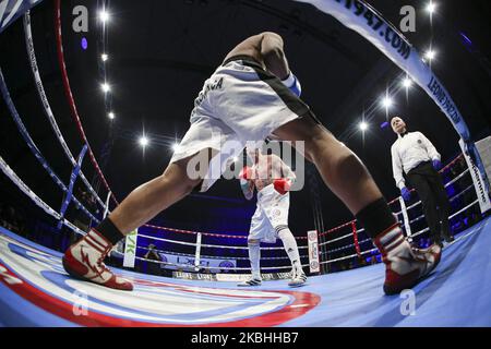 Domenico Valentino et Nestor Amilkar Maradiaga Montiel lors de leur combat léger sur 21 février 2020 à Pala San Quirico à Asti, Italie. (Photo par Massimiliano Ferraro/NurPhoto) Banque D'Images