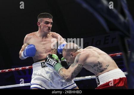 Gianluca Picardi (R) et Nikola Vlajkov (L) pendant leur combat Super Light sur 21 février 2020 à Pala San Quirico à Asti, Italie. (Photo par Massimiliano Ferraro/NurPhoto) Banque D'Images