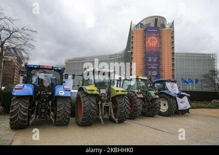Les agriculteurs et les producteurs de lait européens se réunissent au cours d'un rassemblement avec le soutien de 150 tracteurs, ils protestent devant le siège de l'UE autour de Schumanplein avant et pendant un sommet spécial du Conseil européen, réunion des dirigeants de l'UE sur 20 février 2020 à Bruxelles, Belgique. La manifestation des agriculteurs de la capitale belge, Bruxelles, est soutenue par la FWA de Wallon, la Fédération des jeunes agriculteurs et aussi les délégations flamandes du Boerenbond, le Syndicat général des agriculteurs et les jeunes agriculteurs du Groene Kring. Les agriculteurs ne sont pas d'accord sur la ne Banque D'Images