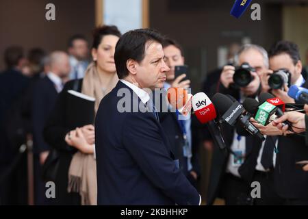 Le Premier ministre italien Giuseppe Conte arrive sur le tapis rouge avec les drapeaux de l'UE dans le bâtiment du forum Europa. Le PM italien a un point de presse et de presse à deux pas au cours de la deuxième journée du Conseil européen spécial, le sommet DES dirigeants DE L'EURO, qui se réunit pour les négociations sur la planification future du prochain budget à long terme, le cadre financier de l'Union européenne pour 2021-2027. Bruxelles, Belgique, 21 février 2020 (photo de Nicolas Economou/NurPhoto) Banque D'Images