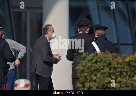 Le questeur de Padoue le Dr Paolo Fassari visite l'hôpital Schiavonia dans la province de Padoue, Italie, le 22 février 2020 après la première victime du coronavirus en Italie. Le Président de la région, Zaia, a écrit sur les médias sociaux que "pendant la nuit la protection civile de la Vénétie a monté par précaution 12 tentes pour un maximum de 96 endroits à l'extérieur de l'hôpital de Schiavonia (Padoue), à la disposition des travailleurs de la santé et du personnel médical". L'intervention fait partie des opérations d'isolement de la région de Padoue où l'infection s'est développée. L'Italie est devenue le premier pays d'Europe à avoir son o Banque D'Images