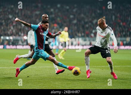 Alexandre Sörloth de Trabzonspor essayant de passer par Domagoj Vida de Besiktas pendant Besiktas contre Trabzonspor sur Vodafone Park, Istanbul, Turquie sur 22 février 2020. (Photo par Ulrik Pedersen/NurPhoto) Banque D'Images