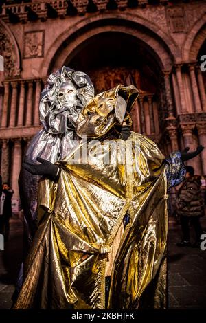 Les personnes portant le costume de Carnaval poses près du Saint Marc sur 22 février 2020 à Venise, Italie. Le thème de l'édition 2020 du Carnaval de Venise est 'jeu, amour et folie' et se tiendra du 8th février au 25th février 2020. (Photo de Manuel Romano/NurPhoto) Banque D'Images