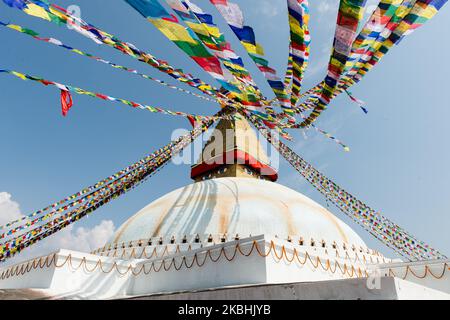 De nouveaux drapeaux de prière ornent la stupa de Boudhanath en prévision du Losar, nouvel an tibétain, célébrations du 22 février 2020 à Katmandou, Népal. (Photo de Wiktor Szymanowicz/NurPhoto) Banque D'Images