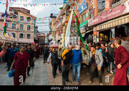 Les dévotés bouddhistes portent un effigie alors qu'ils marchent dans une procession autour de la stupa de Boudhanath dans le cadre des célébrations du Losar, nouvel an tibétain, le 22 février 2020 à Katmandou, Népal. (Photo de Wiktor Szymanowicz/NurPhoto) Banque D'Images