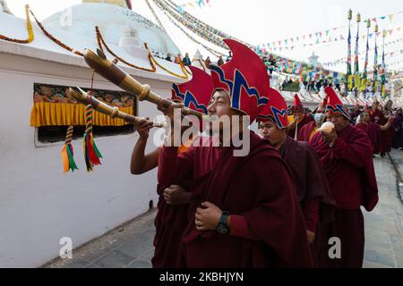 Les moines tibétains jouent des instruments alors qu'ils marchent dans une procession autour de la stupa de Boudhanath dans le cadre de la fête du Losar, nouvel an tibétain, le 22 février 2020 à Katmandou, Népal. (Photo de Wiktor Szymanowicz/NurPhoto) Banque D'Images
