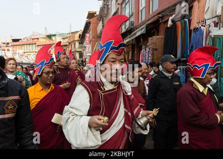 Les moines tibétains jouent des instruments alors qu'ils marchent dans une procession autour de la stupa de Boudhanath dans le cadre de la fête du Losar, nouvel an tibétain, le 22 février 2020 à Katmandou, Népal. (Photo de Wiktor Szymanowicz/NurPhoto) Banque D'Images