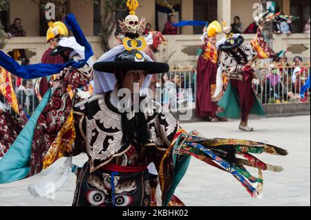 Les moines tibétains en costumes élaborés exécutent la danse spirituelle cham au monastère de Shechen à Boudhanath dans le cadre des célébrations du nouvel an tibétain de Losar, le 22 février 2020 à Katmandou, Népal. La danse rituelle cham exécutée avant le nouvel an symbolise l'élimination des obstacles et l'énergie négative. (Photo de Wiktor Szymanowicz/NurPhoto) Banque D'Images