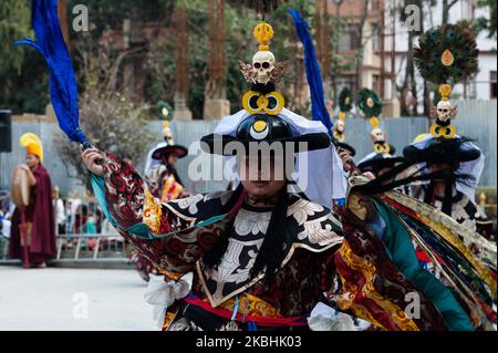 Les moines tibétains en costumes élaborés exécutent la danse spirituelle cham au monastère de Shechen à Boudhanath dans le cadre des célébrations du nouvel an tibétain de Losar, le 22 février 2020 à Katmandou, Népal. La danse rituelle cham exécutée avant le nouvel an symbolise l'élimination des obstacles et l'énergie négative. (Photo de Wiktor Szymanowicz/NurPhoto) Banque D'Images