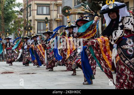 Les moines tibétains en costumes élaborés exécutent la danse spirituelle cham au monastère de Shechen à Boudhanath dans le cadre des célébrations du nouvel an tibétain de Losar, le 22 février 2020 à Katmandou, Népal. La danse rituelle cham exécutée avant le nouvel an symbolise l'élimination des obstacles et l'énergie négative. (Photo de Wiktor Szymanowicz/NurPhoto) Banque D'Images