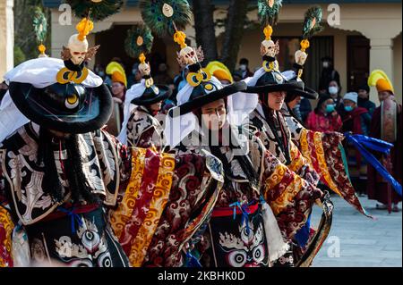 Les moines tibétains en costumes élaborés exécutent la danse spirituelle cham au monastère de Shechen à Boudhanath dans le cadre des célébrations du nouvel an tibétain de Losar, le 22 février 2020 à Katmandou, Népal. La danse rituelle cham exécutée avant le nouvel an symbolise l'élimination des obstacles et l'énergie négative. (Photo de Wiktor Szymanowicz/NurPhoto) Banque D'Images