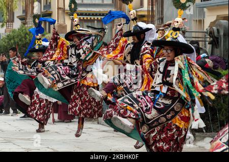 Les moines tibétains en costumes élaborés exécutent la danse spirituelle cham au monastère de Shechen à Boudhanath dans le cadre des célébrations du nouvel an tibétain de Losar, le 22 février 2020 à Katmandou, Népal. La danse rituelle cham exécutée avant le nouvel an symbolise l'élimination des obstacles et l'énergie négative. (Photo de Wiktor Szymanowicz/NurPhoto) Banque D'Images