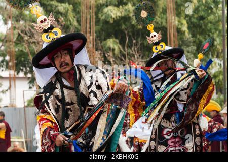 Les moines tibétains en costumes élaborés exécutent la danse spirituelle cham au monastère de Shechen à Boudhanath dans le cadre des célébrations du nouvel an tibétain de Losar, le 22 février 2020 à Katmandou, Népal. La danse rituelle cham exécutée avant le nouvel an symbolise l'élimination des obstacles et l'énergie négative. (Photo de Wiktor Szymanowicz/NurPhoto) Banque D'Images