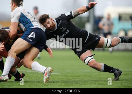 Gary Graham de Newcastle Falcons s'attaque à Rob Stevenson de London Scottish lors du match de championnat Greene King IPA entre Newcastle Falcons et London Scottish à Kingston Park, Newcastle, le samedi 22nd février 2020. (Photo de Chris Lishman/MI News/NurPhoto) Banque D'Images