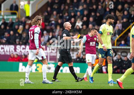 Simon Francis, de Bournemouth, présente une carte jaune lors du match de la Premier League entre Burnley et Bournemouth à Turf Moor, Burnley, le samedi 22nd février 2020. (Photo de Pat Scaasi/MI News/NurPhoto) Banque D'Images