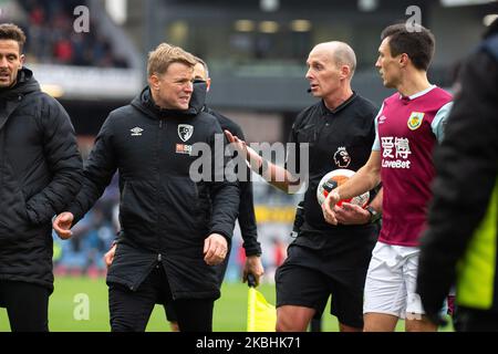 Eddie Howe, gérant de Bournemouth, se remonstrue avec Mike Dean lors du match de la Premier League entre Burnley et Bournemouth à Turf Moor, Burnley, le samedi 22nd février 2020. (Photo de Pat Scaasi/MI News/NurPhoto) Banque D'Images