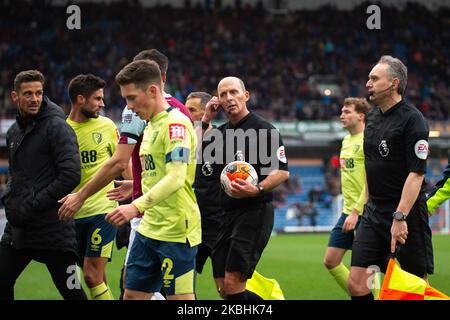 Eddie Howe, gérant de Bournemouth, se remonstrue avec Mike Dean lors du match de la Premier League entre Burnley et Bournemouth à Turf Moor, Burnley, le samedi 22nd février 2020. (Photo de Pat Scaasi/MI News/NurPhoto) Banque D'Images