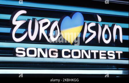 Le logo du Concours Eurovision de la chanson est visible lors de l'émission de sélection nationale du Concours Eurovision de la chanson (ESC) 2020, diffusée par les chaînes TV STB et UA:Pershyi, à Kiev, en Ukraine, le 22 février 2020. Le groupe ukrainien Go A avec la chanson Solovey représentera l'Ukraine au Concours Eurovision de la chanson (ESC) qui se compose de deux demi-finales, qui se tiendront les 12 et 14 mai, et une grande finale qui aura lieu à Rotterdam Ahoy, à Rotterdam, aux pays-Bas, le 16 mai 2020. (Photo par STR/NurPhoto) Banque D'Images