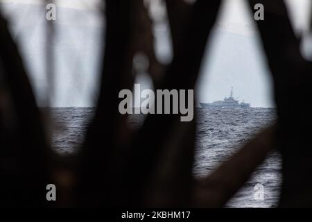 Un navire Frontex, comme on l'a vu, patrouilant les frontières maritimes entre la Grèce et la Turquie. Frontex est l'Agence européenne des gardes-frontières et des gardes-côtes de l'Union européenne. Le navire navigue dans la mer Méditerranée entre l'île de Lesvos et la côte turque qui est moins de 10km loin de l'île de Lesbos, essayant d'empêcher les réfugiés et les migrants d'arriver en Europe, mais aussi en toute sécurité, de chercher et de sauver les bateaux en plastique pendant la crise des réfugiés. Février 2020, île de Lesvos, Grèce (photo de Nicolas Economou/NurPhoto) Banque D'Images