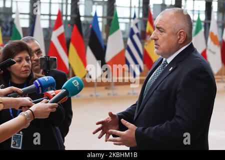 Le Premier ministre bulgare Boyko Metodiev Borissov, vu arriver sur le tapis rouge avec les drapeaux de l'UE au bâtiment du forum Europa. Le PM bulgare Boyko Borisv a un point de presse et de presse à deux pas lors de la deuxième journée du Conseil européen spécial, le sommet DES dirigeants DE L'EURO, qui se réunit pour les négociations sur la planification future du prochain budget à long terme, le cadre financier de l'Union européenne pour 2021-2027. Bruxelles, Belgique, 21 février 2020 (photo de Nicolas Economou/NurPhoto) Banque D'Images