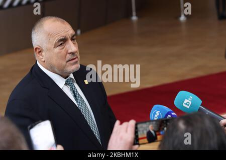 Le Premier ministre bulgare Boyko Metodiev Borissov, vu arriver sur le tapis rouge avec les drapeaux de l'UE au bâtiment du forum Europa. Le PM bulgare Boyko Borisv a un point de presse et de presse à deux pas lors de la deuxième journée du Conseil européen spécial, le sommet DES dirigeants DE L'EURO, qui se réunit pour les négociations sur la planification future du prochain budget à long terme, le cadre financier de l'Union européenne pour 2021-2027. Bruxelles, Belgique, 21 février 2020 (photo de Nicolas Economou/NurPhoto) Banque D'Images