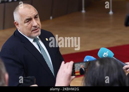 Le Premier ministre bulgare Boyko Metodiev Borissov, vu arriver sur le tapis rouge avec les drapeaux de l'UE au bâtiment du forum Europa. Le PM bulgare Boyko Borisv a un point de presse et de presse à deux pas lors de la deuxième journée du Conseil européen spécial, le sommet DES dirigeants DE L'EURO, qui se réunit pour les négociations sur la planification future du prochain budget à long terme, le cadre financier de l'Union européenne pour 2021-2027. Bruxelles, Belgique, 21 février 2020 (photo de Nicolas Economou/NurPhoto) Banque D'Images