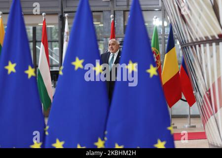 Le Premier ministre bulgare Boyko Metodiev Borissov, vu arriver sur le tapis rouge avec les drapeaux de l'UE au bâtiment du forum Europa. Le PM bulgare Boyko Borisv a un point de presse et de presse à deux pas lors de la deuxième journée du Conseil européen spécial, le sommet DES dirigeants DE L'EURO, qui se réunit pour les négociations sur la planification future du prochain budget à long terme, le cadre financier de l'Union européenne pour 2021-2027. Bruxelles, Belgique, 21 février 2020 (photo de Nicolas Economou/NurPhoto) Banque D'Images