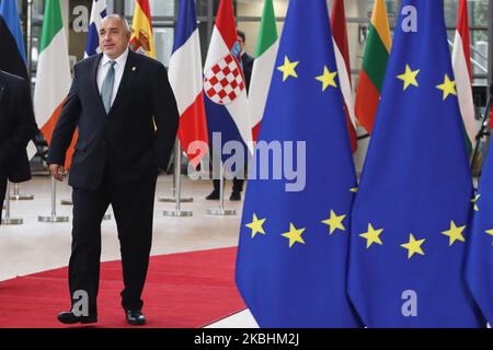 Le Premier ministre bulgare Boyko Metodiev Borissov, vu arriver sur le tapis rouge avec les drapeaux de l'UE au bâtiment du forum Europa. Le PM bulgare Boyko Borisv a un point de presse et de presse à deux pas lors de la deuxième journée du Conseil européen spécial, le sommet DES dirigeants DE L'EURO, qui se réunit pour les négociations sur la planification future du prochain budget à long terme, le cadre financier de l'Union européenne pour 2021-2027. Bruxelles, Belgique, 21 février 2020 (photo de Nicolas Economou/NurPhoto) Banque D'Images