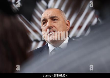 Le Premier ministre bulgare Boyko Metodiev Borissov, vu arriver sur le tapis rouge avec les drapeaux de l'UE au bâtiment du forum Europa. Le PM bulgare Boyko Borisv a un point de presse et de presse à deux pas lors de la deuxième journée du Conseil européen spécial, le sommet DES dirigeants DE L'EURO, qui se réunit pour les négociations sur la planification future du prochain budget à long terme, le cadre financier de l'Union européenne pour 2021-2027. Bruxelles, Belgique, 21 février 2020 (photo de Nicolas Economou/NurPhoto) Banque D'Images