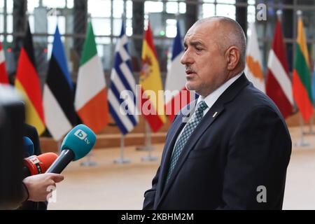 Le Premier ministre bulgare Boyko Metodiev Borissov, vu arriver sur le tapis rouge avec les drapeaux de l'UE au bâtiment du forum Europa. Le PM bulgare Boyko Borisv a un point de presse et de presse à deux pas lors de la deuxième journée du Conseil européen spécial, le sommet DES dirigeants DE L'EURO, qui se réunit pour les négociations sur la planification future du prochain budget à long terme, le cadre financier de l'Union européenne pour 2021-2027. Bruxelles, Belgique, 21 février 2020 (photo de Nicolas Economou/NurPhoto) Banque D'Images