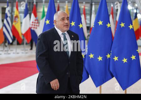 Le Premier ministre bulgare Boyko Metodiev Borissov, vu arriver sur le tapis rouge avec les drapeaux de l'UE au bâtiment du forum Europa. Le PM bulgare Boyko Borisv a un point de presse et de presse à deux pas lors de la deuxième journée du Conseil européen spécial, le sommet DES dirigeants DE L'EURO, qui se réunit pour les négociations sur la planification future du prochain budget à long terme, le cadre financier de l'Union européenne pour 2021-2027. Bruxelles, Belgique, 21 février 2020 (photo de Nicolas Economou/NurPhoto) Banque D'Images