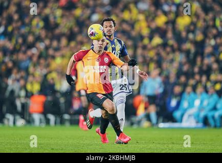 Falcao de Galatasaray SK devant Jailson de Fenerbahce SK pendant Fenerbahçe contre Galatasaray sur ?ükrü Saraco?lu Stadium, Istanbul, Turquie sur 23 février 2020. (Photo par Ulrik Pedersen/NurPhoto) Banque D'Images