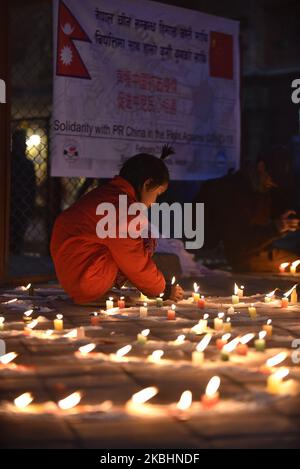 Une petite fille a allumé des bougies pour rendre hommage et solidarité à la République populaire de Chine pour lutter contre le COVID-19 à Katmandou, Népal le dimanche, 23 février 2020, le programme est organisé par le Népal Chine Himalaya Friendship Society et la Fondation pour la recherche et les études de Transhimalyan. (Photo de Narayan Maharajan/NurPhoto) Banque D'Images