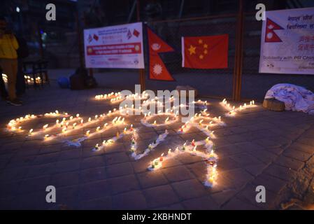 Une petite fille a allumé des bougies pour rendre hommage et solidarité à la République populaire de Chine pour lutter contre le COVID-19 à Katmandou, Népal le dimanche, 23 février 2020, le programme est organisé par le Népal Chine Himalaya Friendship Society et la Fondation pour la recherche et les études de Transhimalyan. (Photo de Narayan Maharajan/NurPhoto) Banque D'Images