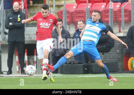 Oussama Idrissi (AZ Alkmaar) et Bram van Polen (PEC Zwolle) se battent pour le ballon lors du match de 2019/20 entre AZ Alkmaar (pays-Bas) et PEC Zwolle (pays-Bas) au stade AFAS, à Alkmaar (pays-Bas), sur 23 février 2020. (Photo de Federico Guerra Moran/NurPhoto) Banque D'Images