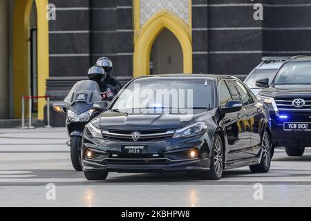 L'ancien Premier ministre malais Mahathir Mohamad quitte le Palais national après avoir démissionné de son poste de Premier ministre malaisien à Kuala Lumpur à 24 février 2020. (Photo de Mohd Daud/NurPhoto) Banque D'Images