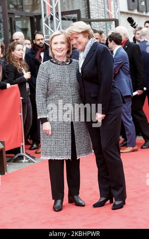 (L'ancienne Secrétaire d'Etat américaine et la première dame Hillary Rodham Clinton pose avec la Commissaire fédérale allemande à la Culture et aux médias Monika Gruetters arrive sur le tapis rouge pour une projection du film documentaire « Hillary » lors du Berlinale International film Festival 70th à Berliner Festspiele à Berlin, L'Allemagne sur 24 février 2020. (Photo par Dominika Zarzycka/NurPhoto) Banque D'Images