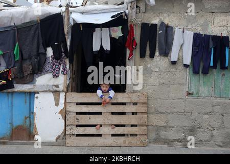 Un garçon palestinien regarde de l'intérieur d'un magasin dans le camp de réfugiés de Khan Yunis, dans le sud de la bande de Gaza, sur 24 février 2020. (Photo de Majdi Fathi/NurPhoto) Banque D'Images