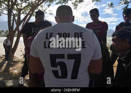 Amoureux de la vie sauvage de France, Farid Makki ou mieux connu sous le nom du Roi de la Jungle a répondu aux questions des journalistes tout en surveillant la présence de crocodiles sauvages capturés sur des pneus de moto dans la rivière Palu, dans le Sulawesi central, en Indonésie, sur 24 février 2020. L'arrivée de Farid Mekki a été une source de préoccupation et, en même temps, a exprimé son désir d'aider à sauver des animaux piégés dans des pneus et de devenir une préoccupation mondiale depuis 2016. (Photo par Mohamad Hamzah/NurPhoto) Banque D'Images