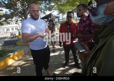 Amoureux de la vie sauvage de France, Farid Makki ou mieux connu sous le nom du Roi de la Jungle a répondu aux questions des journalistes tout en surveillant la présence de crocodiles sauvages capturés sur des pneus de moto dans la rivière Palu, dans le Sulawesi central, en Indonésie, sur 24 février 2020. L'arrivée de Farid Mekki a été une source de préoccupation et, en même temps, a exprimé son désir d'aider à sauver des animaux piégés dans des pneus et de devenir une préoccupation mondiale depuis 2016. (Photo par Mohamad Hamzah/NurPhoto) Banque D'Images