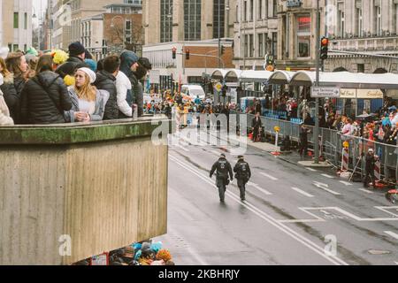 Les services de police contrôlent la rue avant l'arrivée du défilé du lundi de la Rose à 24 février 2020, à Cologne, en Allemagne. (Photo de Ying Tang/NurPhoto) Banque D'Images