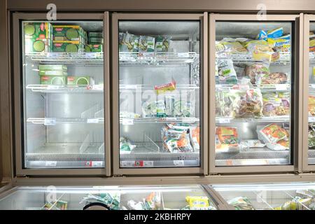 Une aile de supermarché est vide après que les gens aient acheté de grandes quantités de nourriture pour se préparer aux pires jours à venir, par crainte de l'épidémie de coronavirus. La peur du coronavirus se propage à Trieste. Dans la région, les écoles, les universités, les musées et le cinéma ont été fermés et les rassemblements publics interdits. Trieste, le 24th février 2020. (Photo de Jacopo Landi/NurPhoto) Banque D'Images