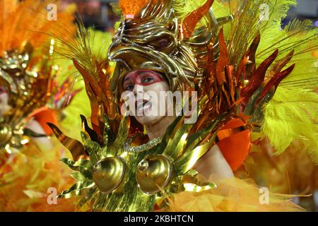 Un membre de l'école Micidade Independente de Padre Miguel samba se produit pendant la deuxième nuit de 2020 défilés du Carnaval de Rio au Sapucai Sambadrome sur 24 février 2020 à Rio de Janeiro, au Brésil. Le Carnaval est la plus grande et la plus populaire célébration au Brésil. (Photo de Gilson Borba/NurPhoto) Banque D'Images