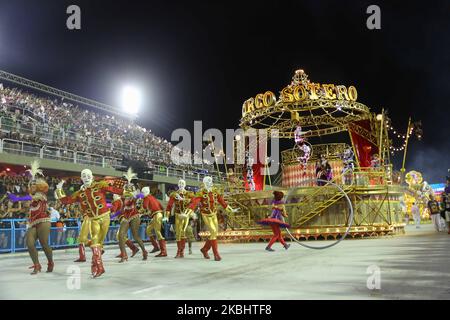 Des membres de l'école de samba Salgueiro se sont produits lors de la dernière nuit du défilé du Carnaval de Rio au Sambadrome marques de Sapucai à Rio de Janeiro, au Brésil, sur 24 février 2020. (Photo de Gilson Borba/NurPhoto) Banque D'Images