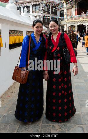 Deux femmes portant des vêtements traditionnels népalais Bhotiya (ethnie tibétaine) visitent la stupa de Boudhanath le premier jour des célébrations du nouvel an tibétain (Losar) le 24 février 2020 à Katmandou, au Népal. Le Boudhanath stupa est un site classé au patrimoine de l'UNESCO et le monument bouddhiste tibétain le plus important en dehors du Tibet. (Photo de Wiktor Szymanowicz/NurPhoto) Banque D'Images