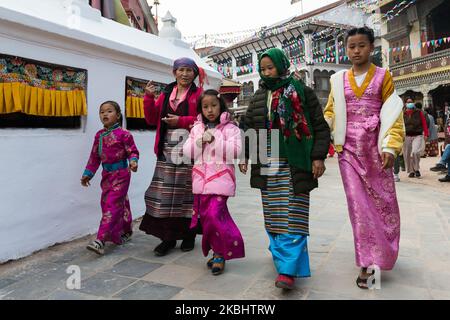 Les femmes et les filles portant des vêtements traditionnels népalais Bhotiya (ethnie tibétaine) exécutent 'kora', un tour rituel, de la stupa de Boudhanath le premier jour des célébrations du nouvel an tibétain (Losar) le 24 février 2020 à Katmandou, Népal. Le Boudhanath stupa est un site classé au patrimoine de l'UNESCO et le monument bouddhiste tibétain le plus important en dehors du Tibet. (Photo de Wiktor Szymanowicz/NurPhoto) Banque D'Images